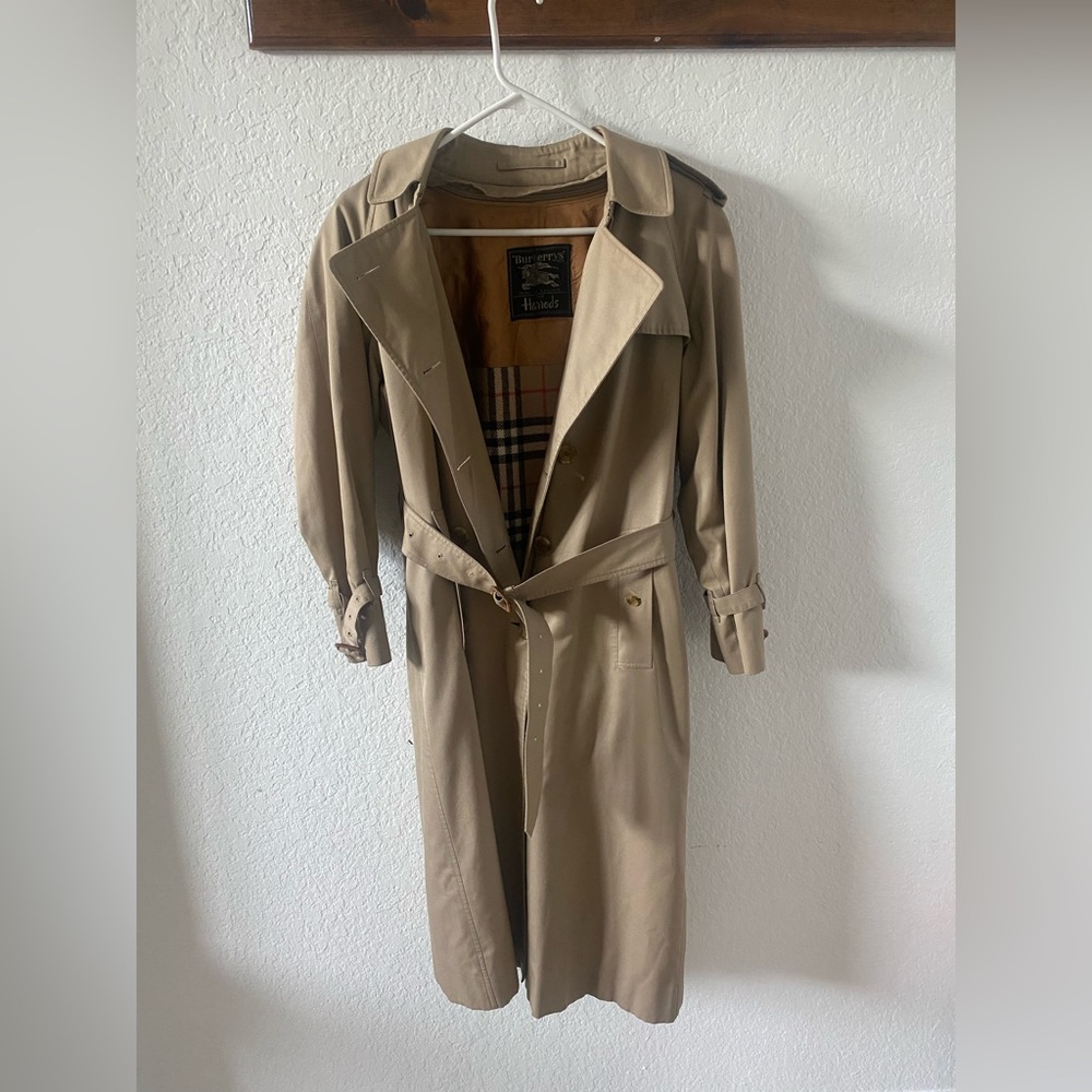 Vintage classic BURBERRY trench coat with belt.